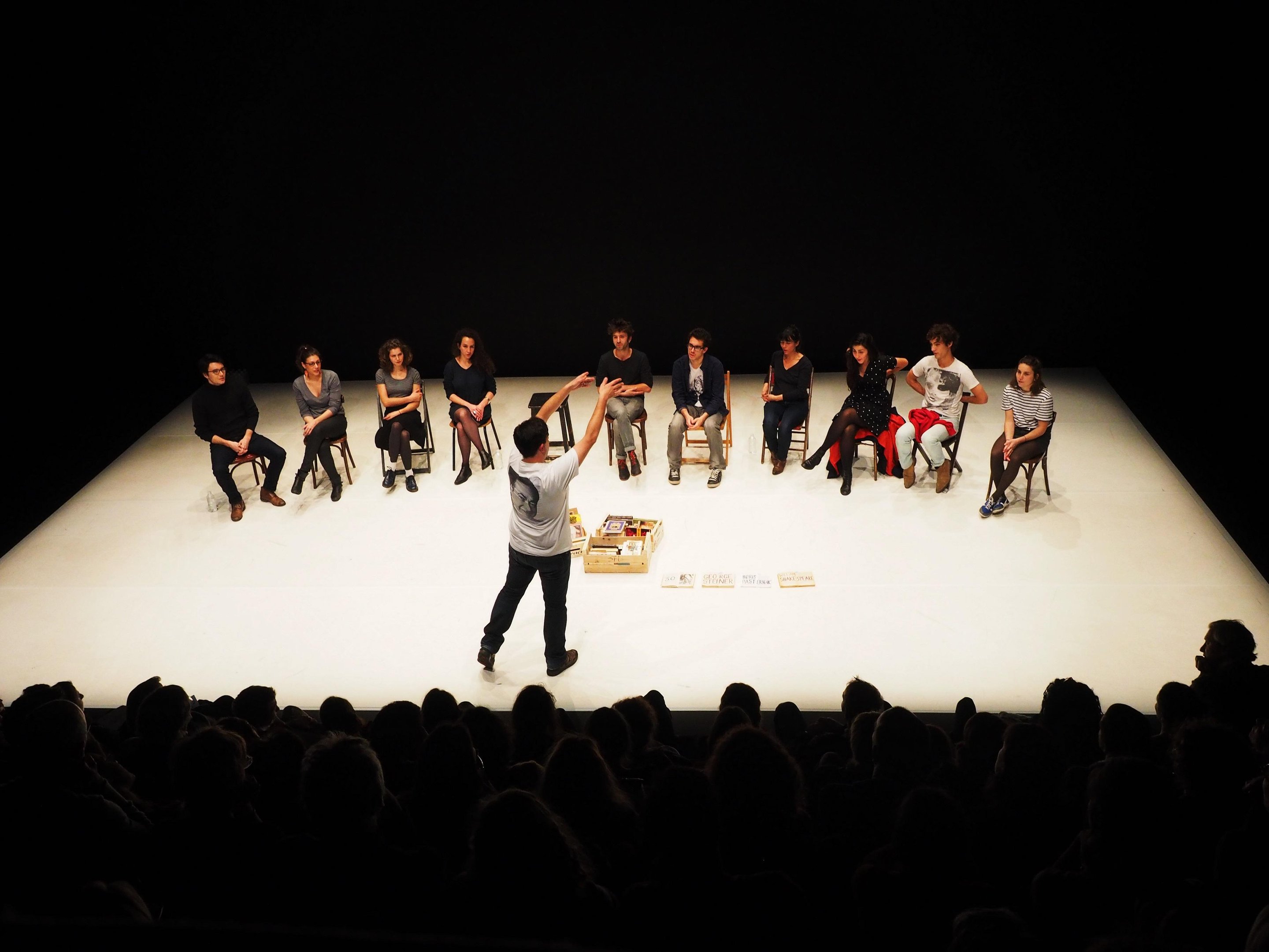 "By Heart" discute bastidores do teatro sob a vis&atilde;o do ponto, profissional que sopra as falas