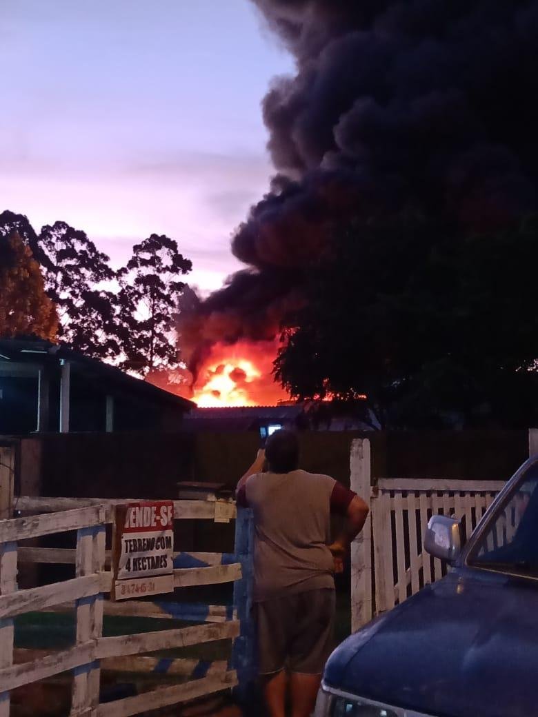 Inc&ecirc;ndio atinge empresa de pl&aacute;stico em Esteio