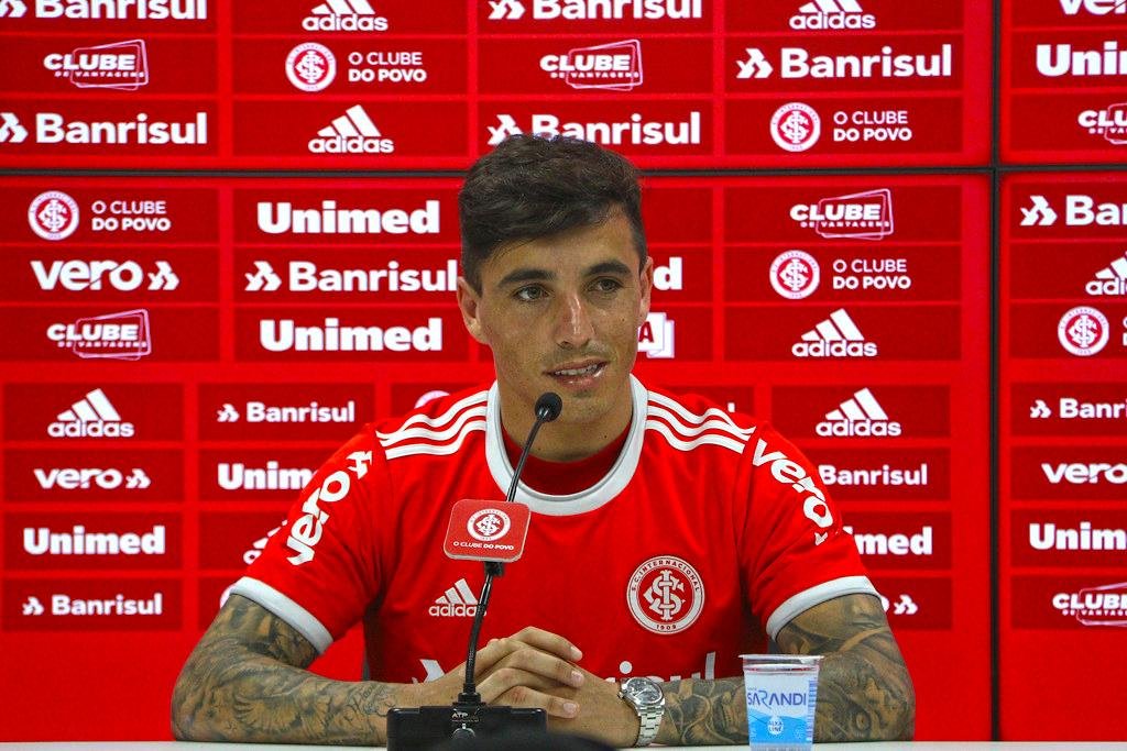 Saravia afirmou ser um jogador ofensivo e que gosta do esquema utilizado por Eduardo "Chacho" Coudet