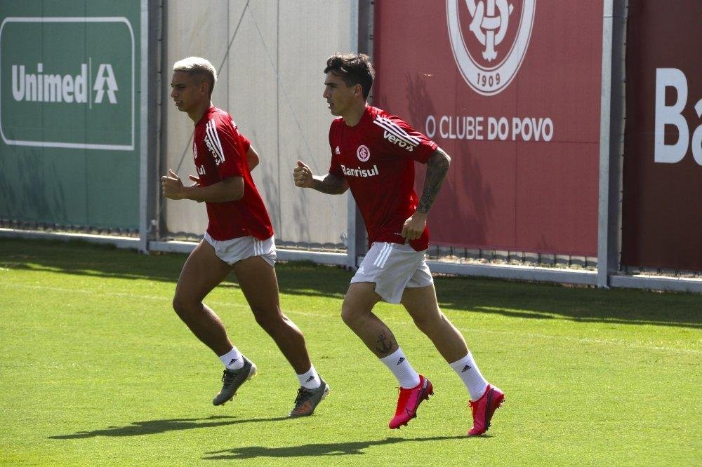 Saravia (D) passou a ter condi&ccedil;&atilde;o de jogo ap&oacute;s a CBF publicar o nome do lateral no Boletim Informativo Di&aacute;rio