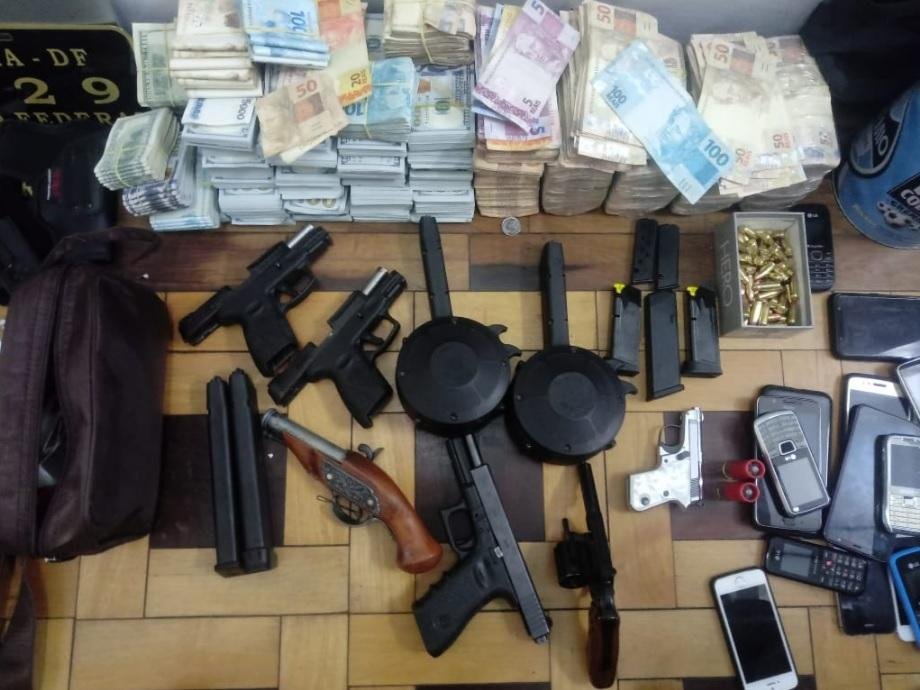 Dinheiro, armamento e celulares foram encontrados em apartamento na cidade de Novo Hamburgo
