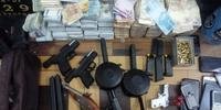 Dinheiro, armamento e celulares foram encontrados em apartamento na cidade de Novo Hamburgo