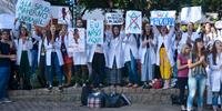 Residentes e estudantes de medicina protestaram contra o fechamento do centro materno-infantil