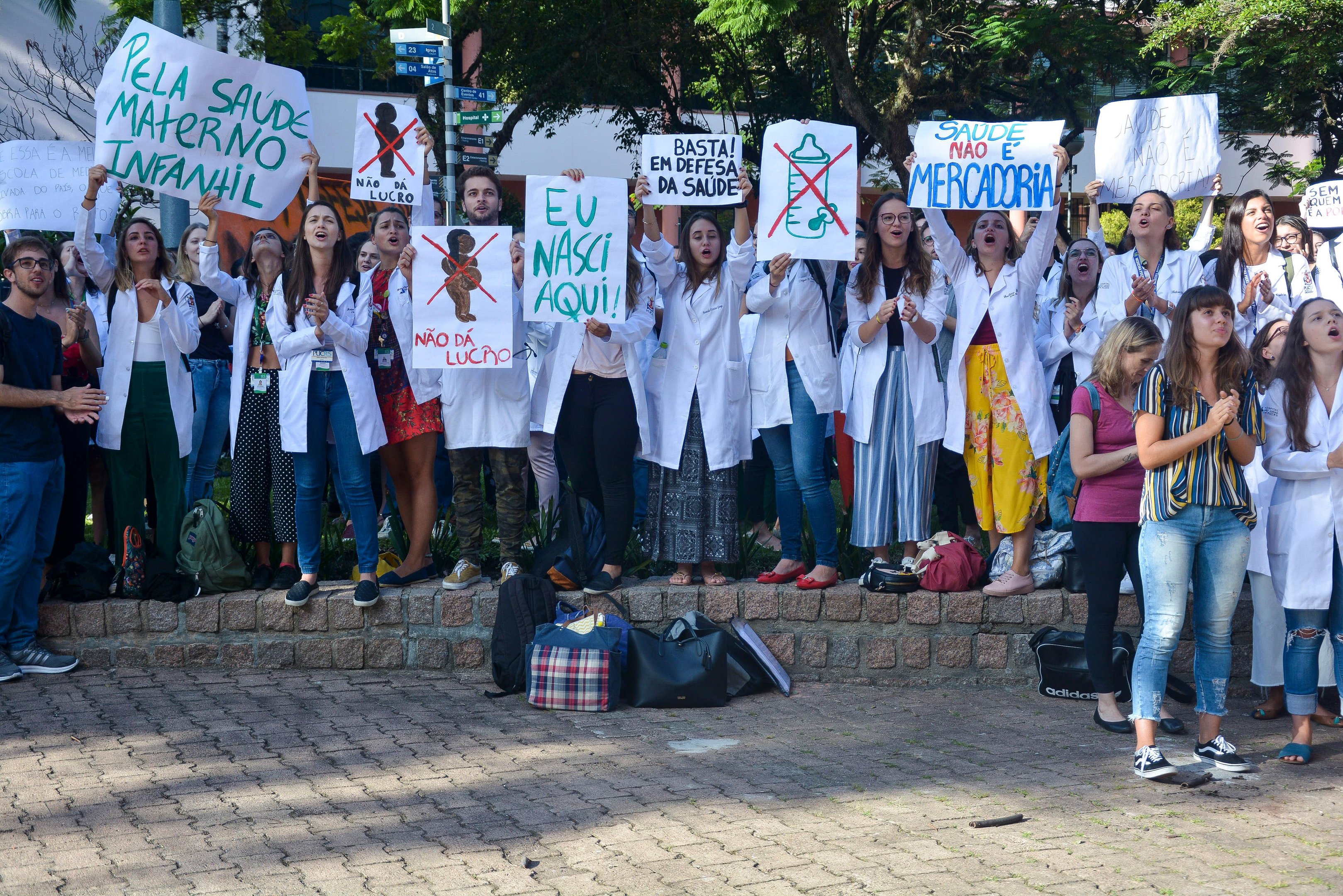 Residentes e estudantes de medicina protestaram contra o fechamento do centro materno-infantil