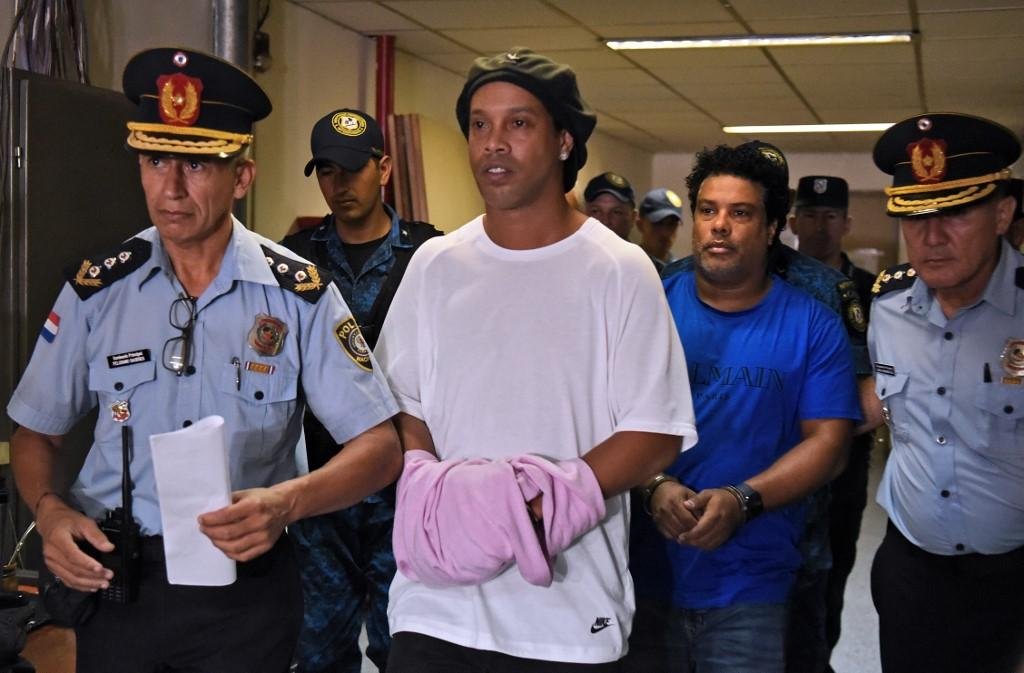 Ronaldinho e o irm&atilde;o Assis compareceram &agrave; audi&ecirc;ncia algemados