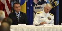 Jair Bolsonaro e o almirante Craig Faller, comandante do Comando Sul-americano, assinaram neste domingo o documento