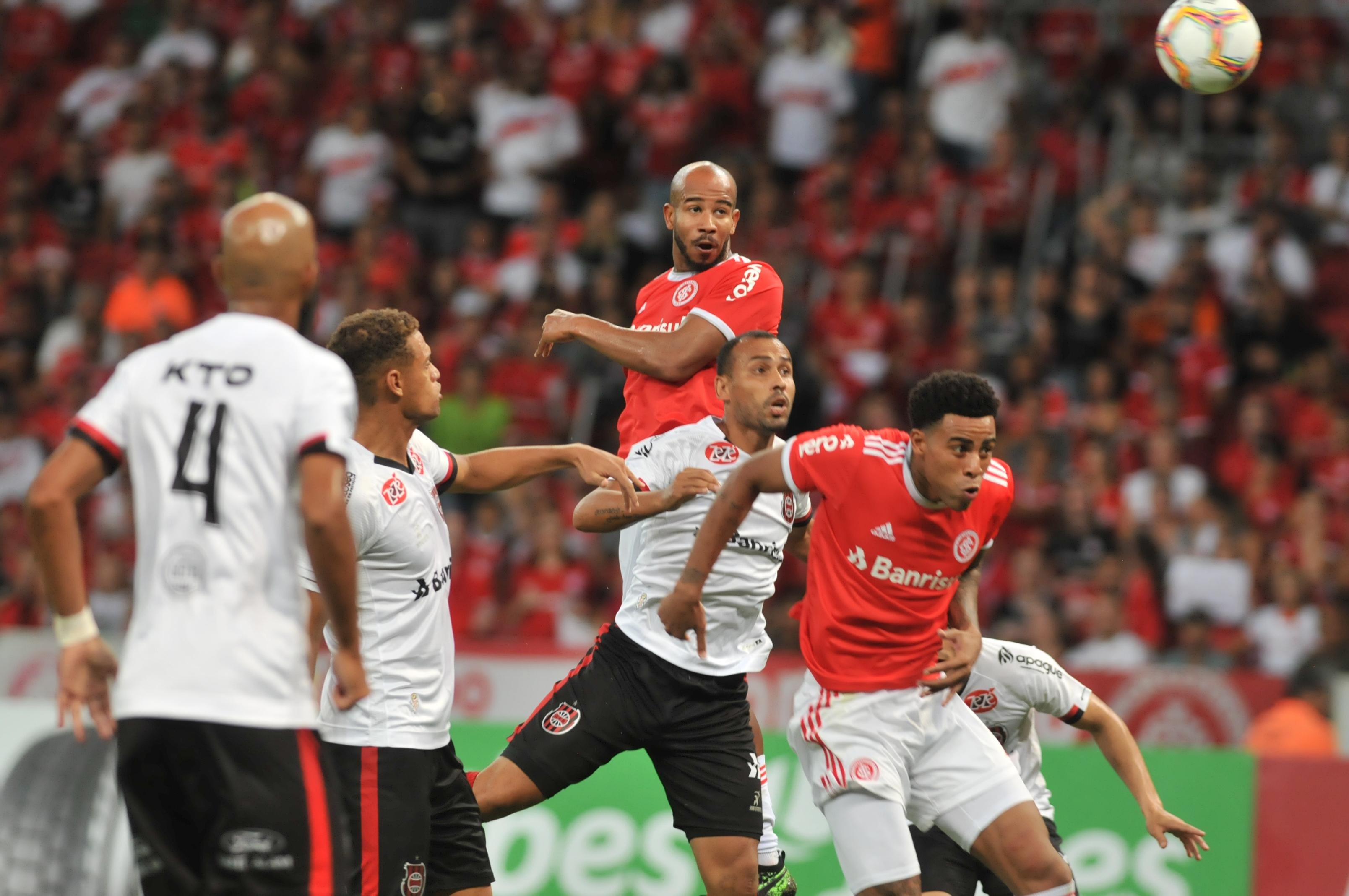 Patrick, duas vezes de cabe&ccedil;a, marcou os gols da vit&oacute;ria colorada por 2 a 0