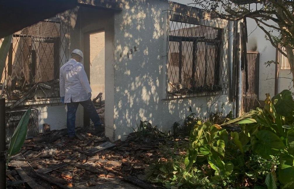Casa no bairro Jardim S&atilde;o Pedro ficou destru&iacute;da ap&oacute;s inc&ecirc;ndio