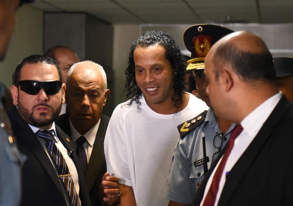 Ronaldinho est&aacute; preso desde a &uacute;ltima sexta no Paraguai