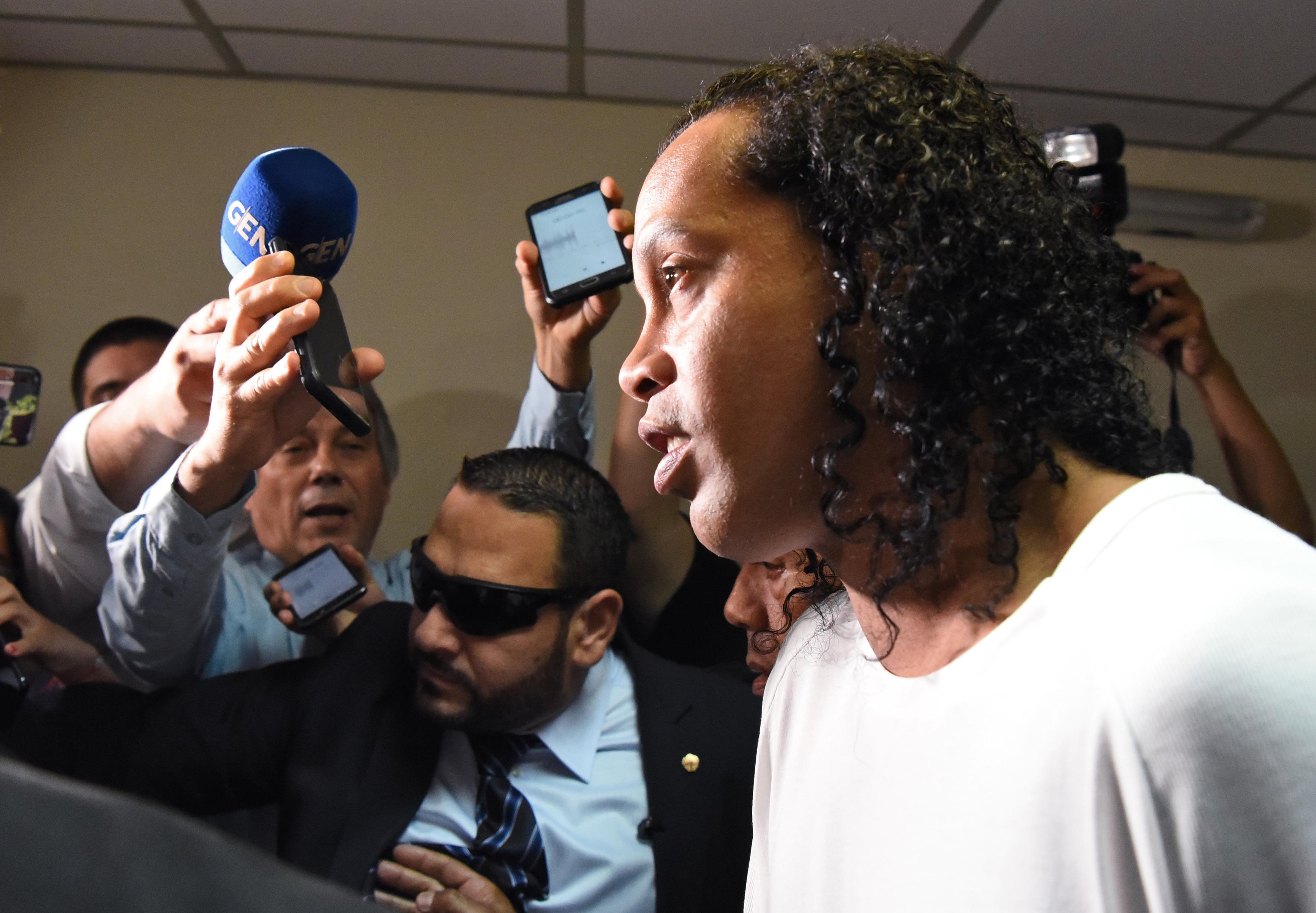 Ronaldinho est&aacute; em companhia do irm&atilde;o, Roberto Assis, tamb&eacute;m detido pelo mesmo crime