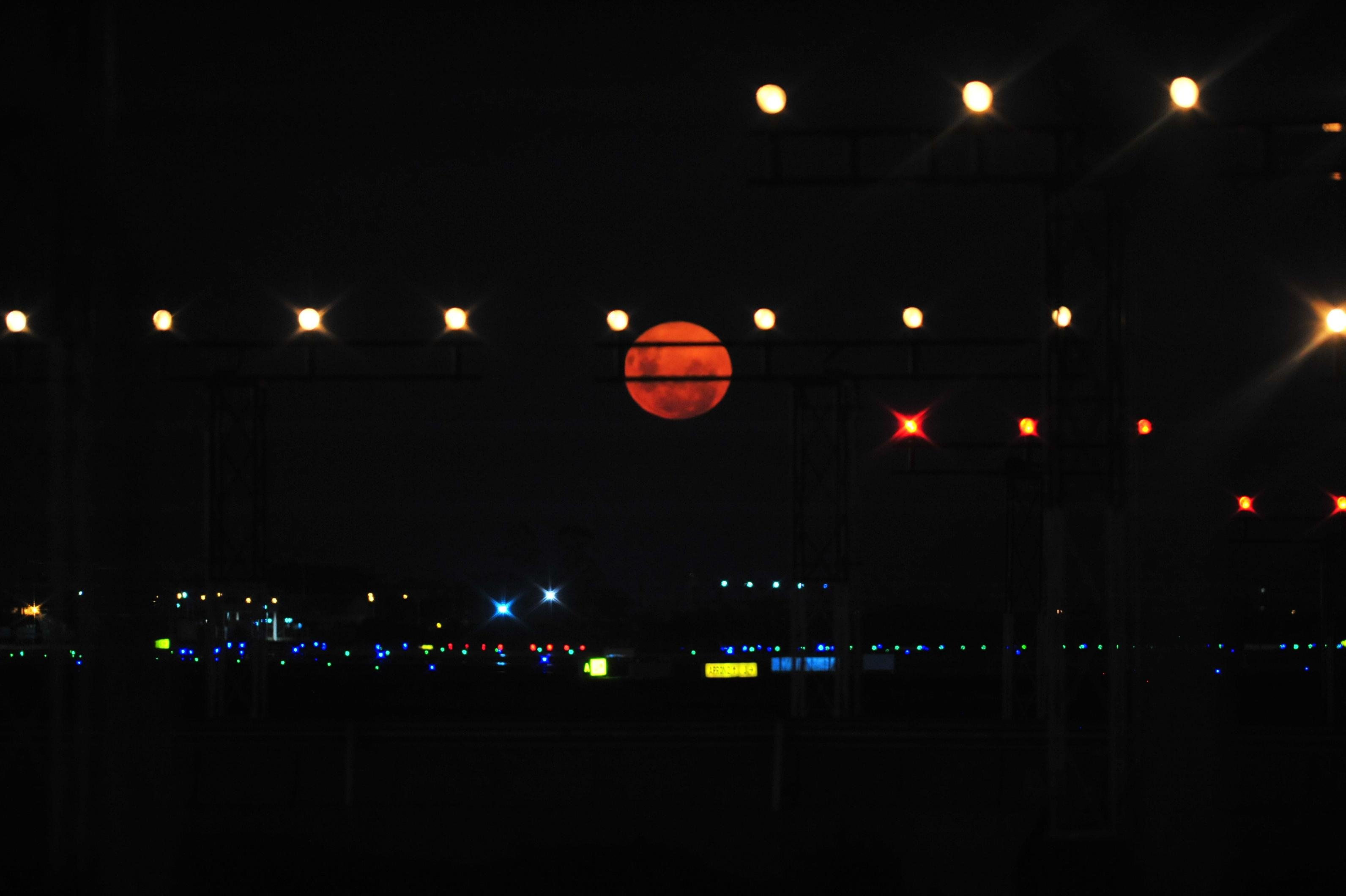 Superlua cheia p&ocirc;de ser vista no c&eacute;u de Porto Alegre nesta segunda-fera
