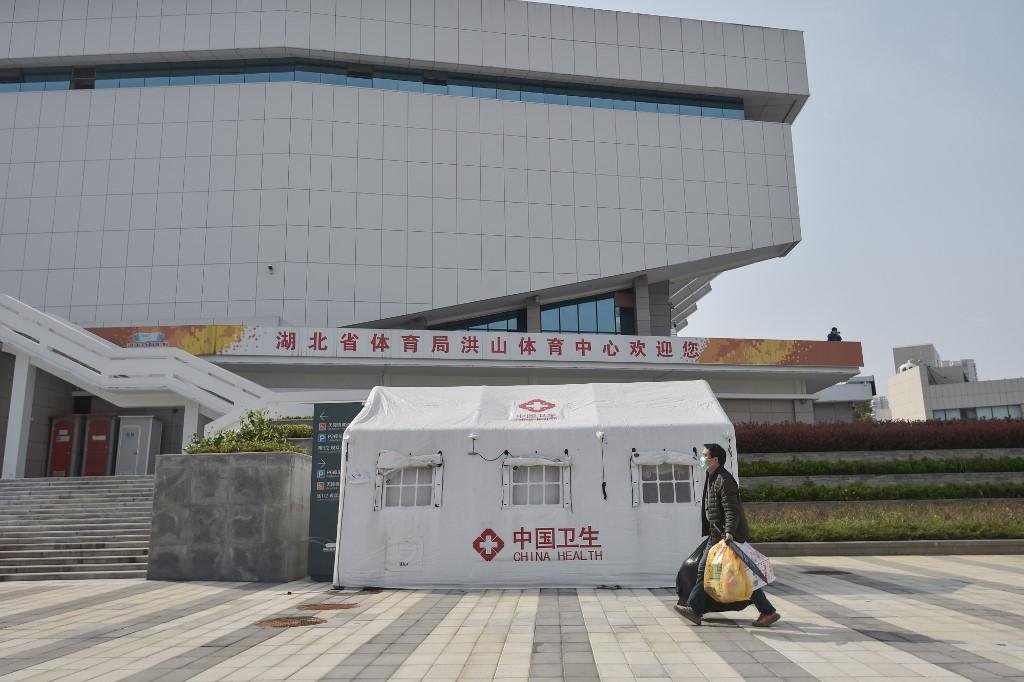 Homem que se recuperou do coronav&iacute;rus deixa centro hospitalar em Hubei