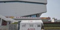 Homem que se recuperou do coronavírus deixa centro hospitalar em Hubei