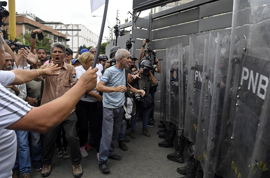 Milhares marchavam quando foram impedidos de continuar pela pol&iacute;cia