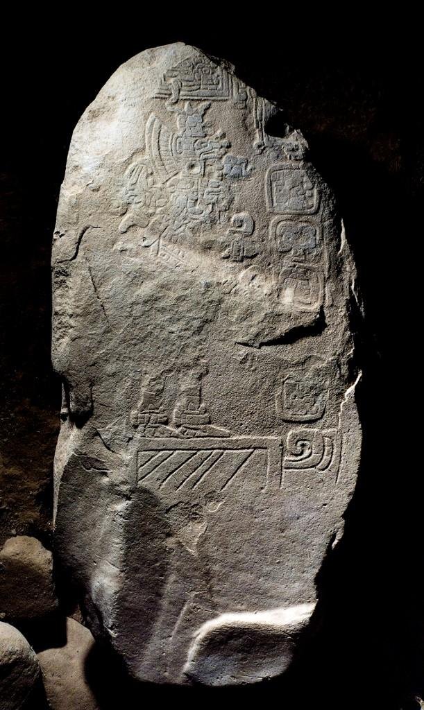 A estela data do ano 100 a. C. e &eacute; esculpida em rocha natural