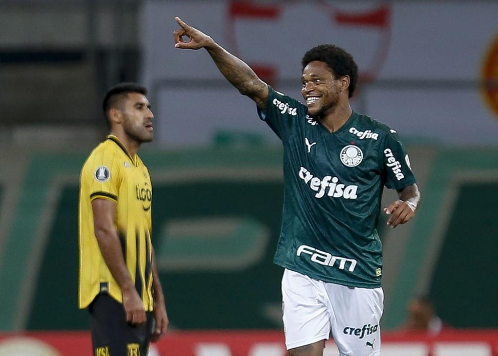 Luiz Adriano foi o destaque da partida