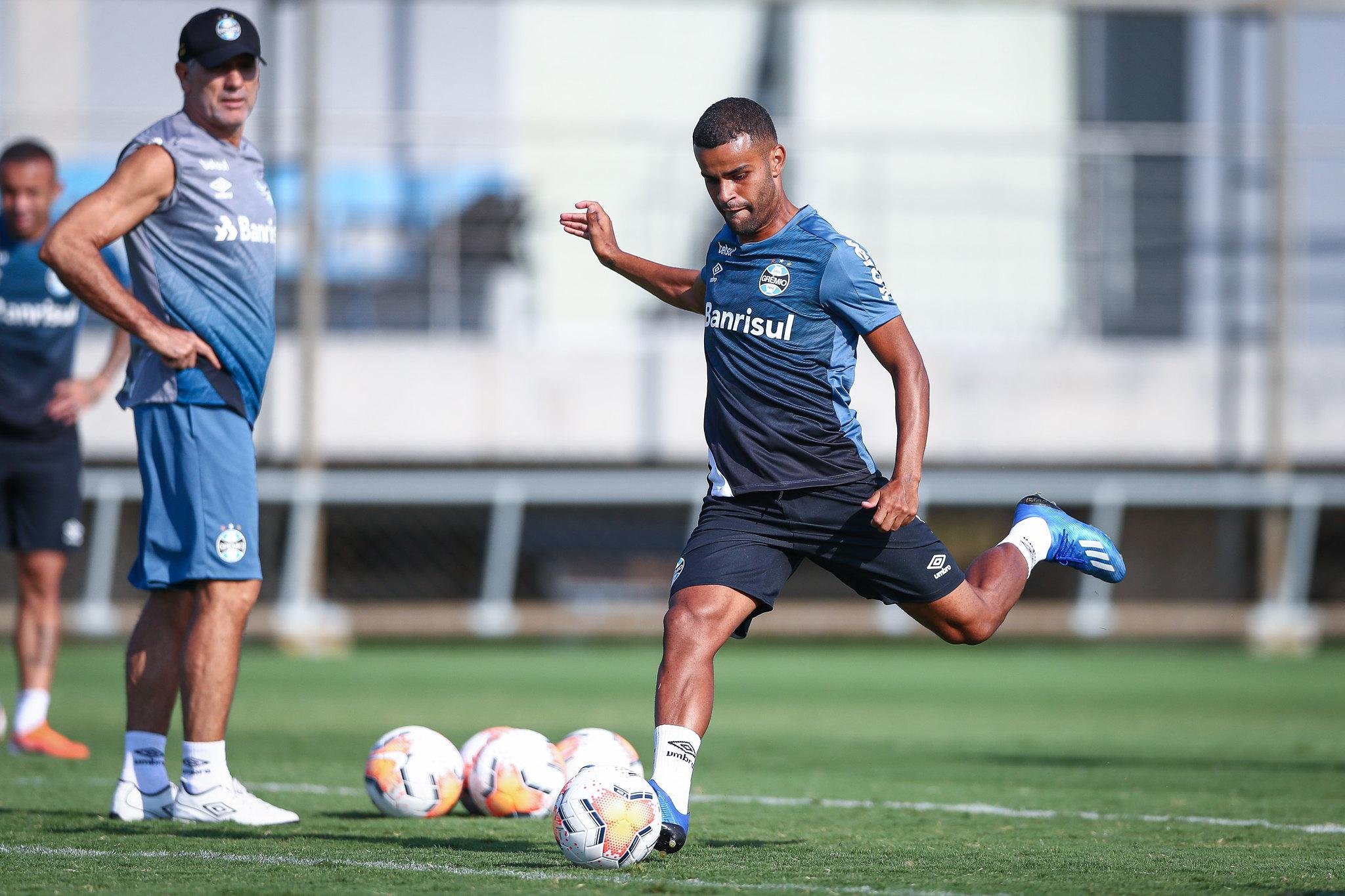 Renato Portaluppi j&aacute; teria o time definido, mas precisa fazer ajustes antes do Gre-Nal
