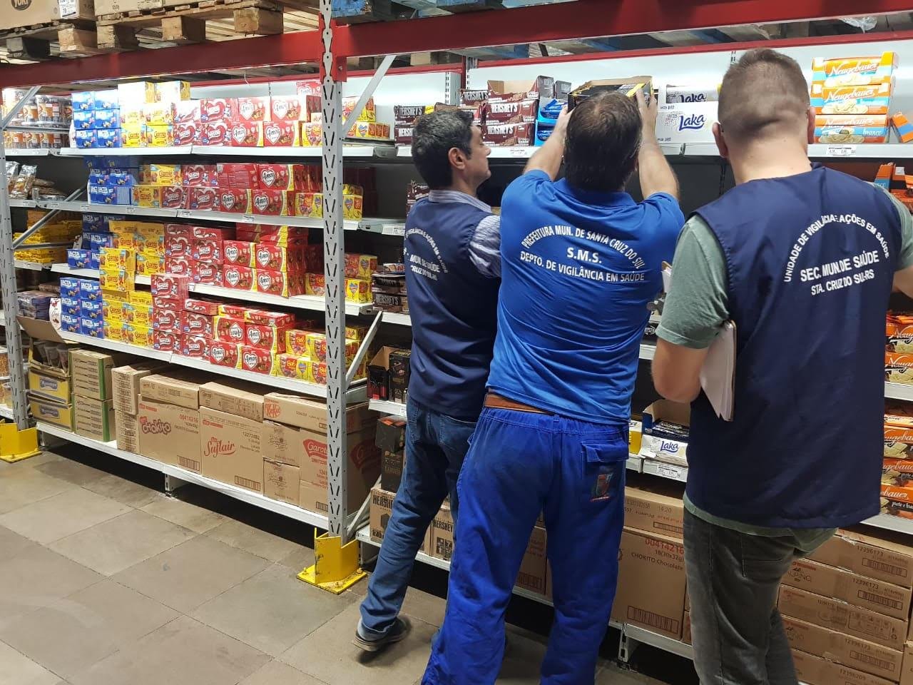 . A equipe recolheu alguns produtos em um atacado, acondicionados sem condi&ccedil;&otilde;es adequadas.