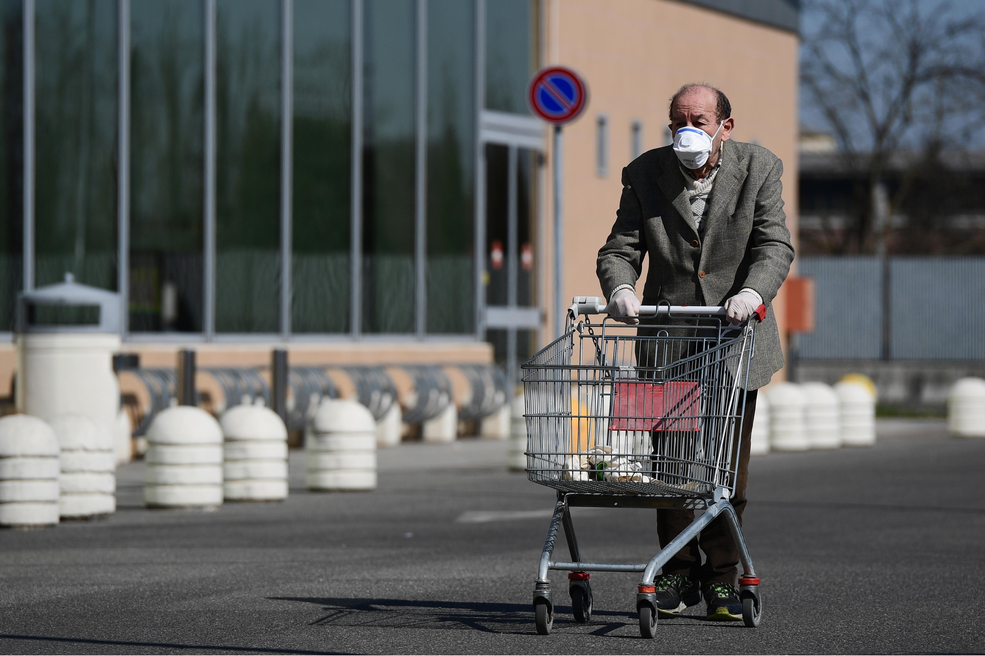 Os 60 milh&otilde;es de italianos devem evitar os deslocamentos, exceto para chegar ao trabalho, para alimenta&ccedil;&atilde;o ou seguir at&eacute; o m&eacute;dico