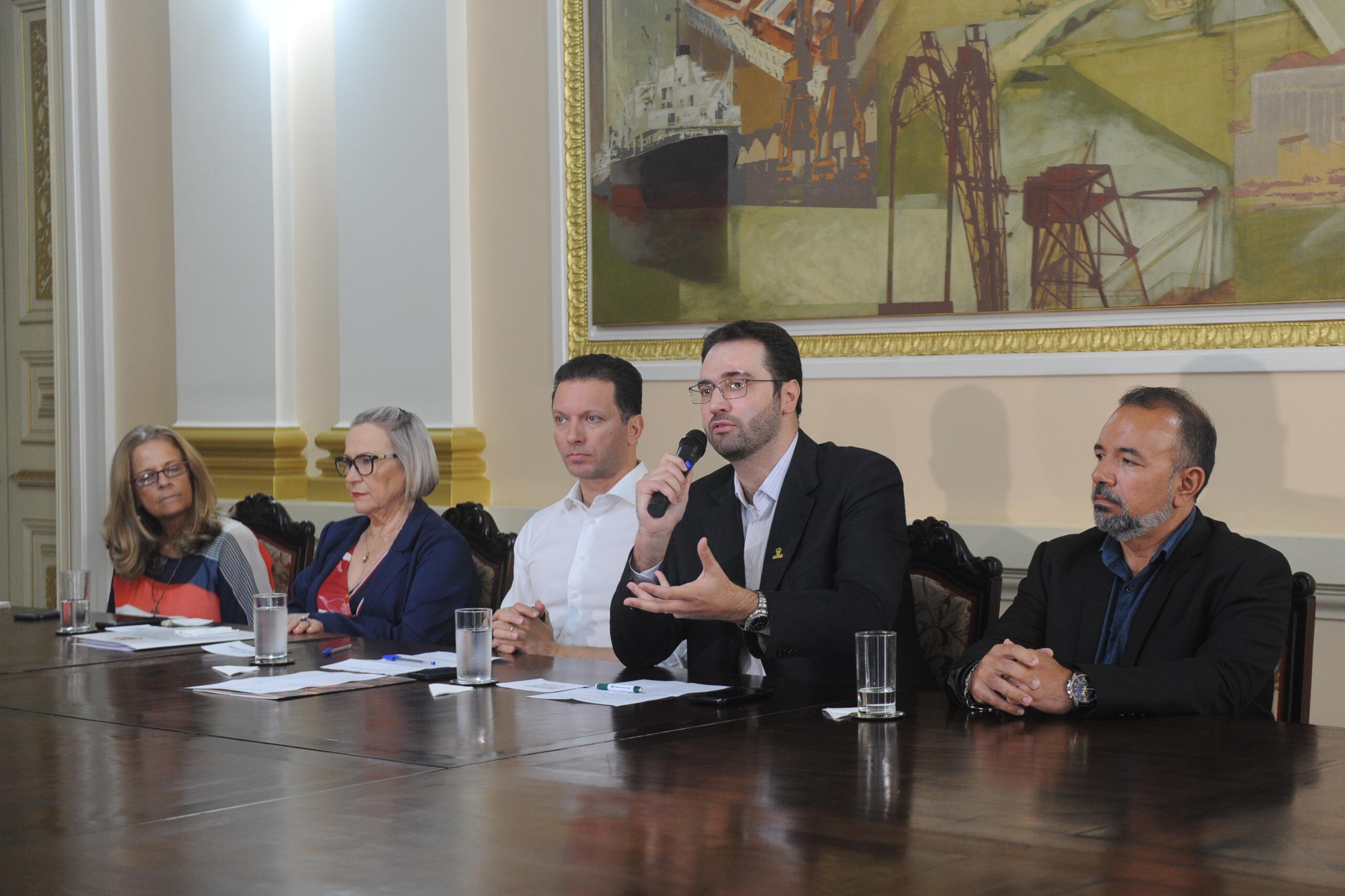 Autoridades recomendam isolamento e busca por atendimento domiciliar