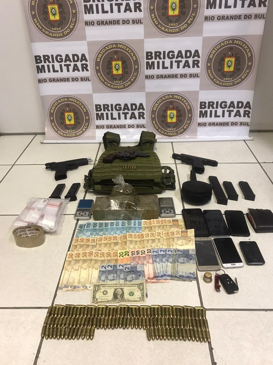 Policiais militares encontraram farto material il&iacute;cito em ve&iacute;culo com quatro traficantes na Capital
