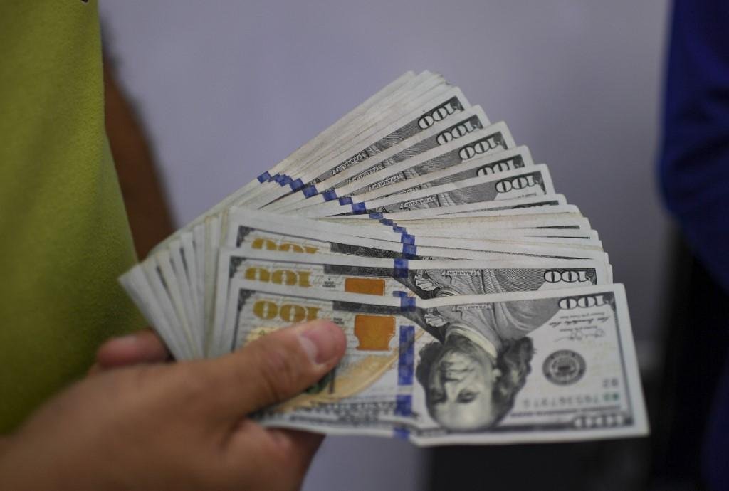 D&oacute;lar superou o patamar dos R$ 5 nesta quinta-feira