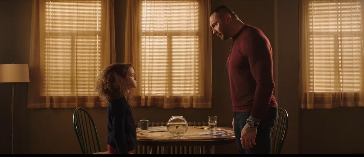 Dave Bautista e Chloe Coleman formam uma dupla de espi&otilde;es que mistura com&eacute;dia e a&ccedil;&atilde;o