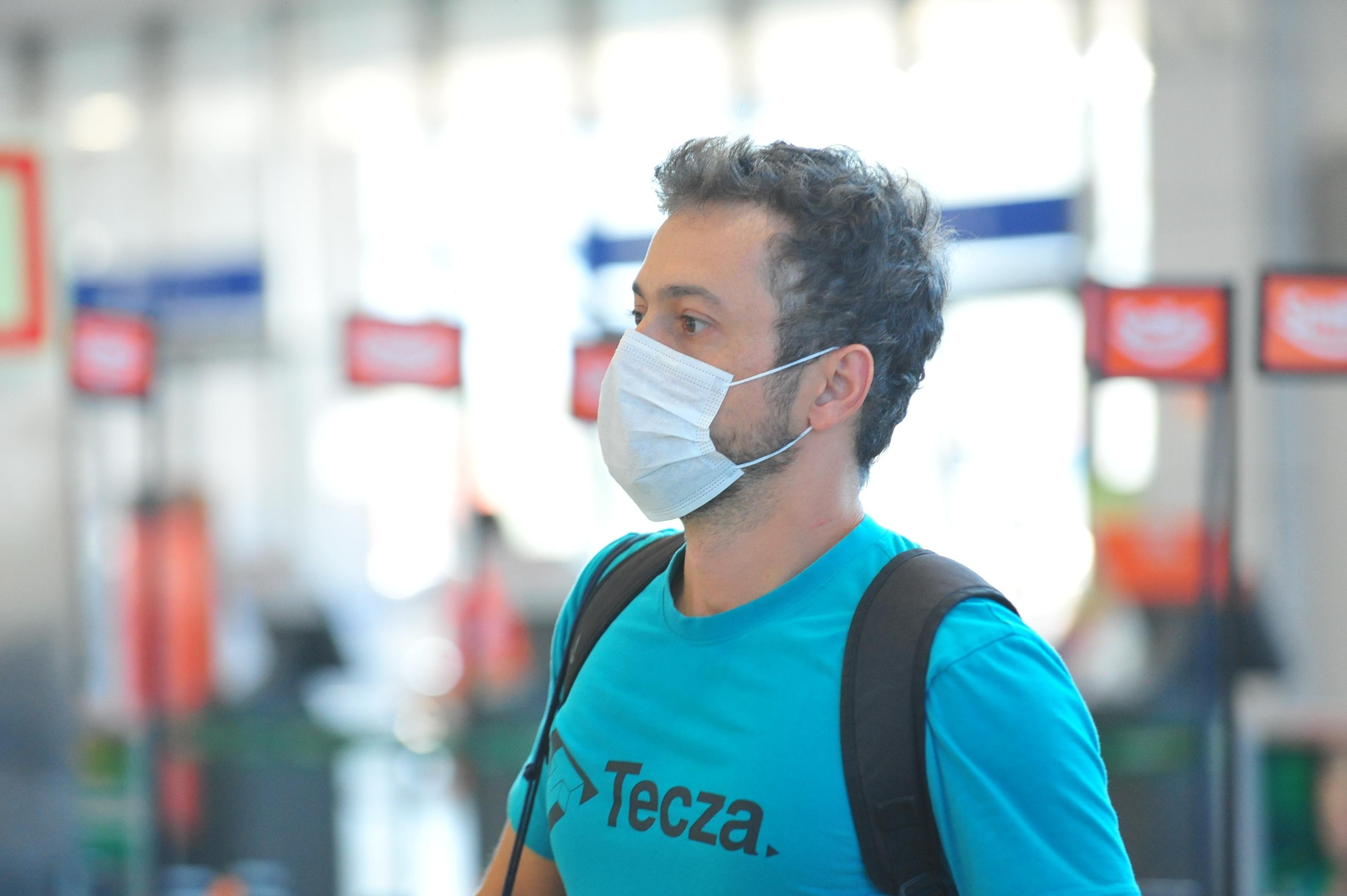Engenheiro Thiago Weingartner, chegou ao RS sem m&aacute;scaras, no come&ccedil;o da semana, mas agora retorna a Curitiba utilizando a prote&ccedil;&atilde;o