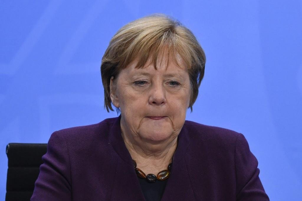 "Contatos sociais devem ser evitados o m&aacute;ximo poss&iacute;vel", disse Merkel