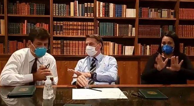 Ministro da Sa&uacute;de, Luiz Henrique Mandetta, com Jair Bolsonaro em live