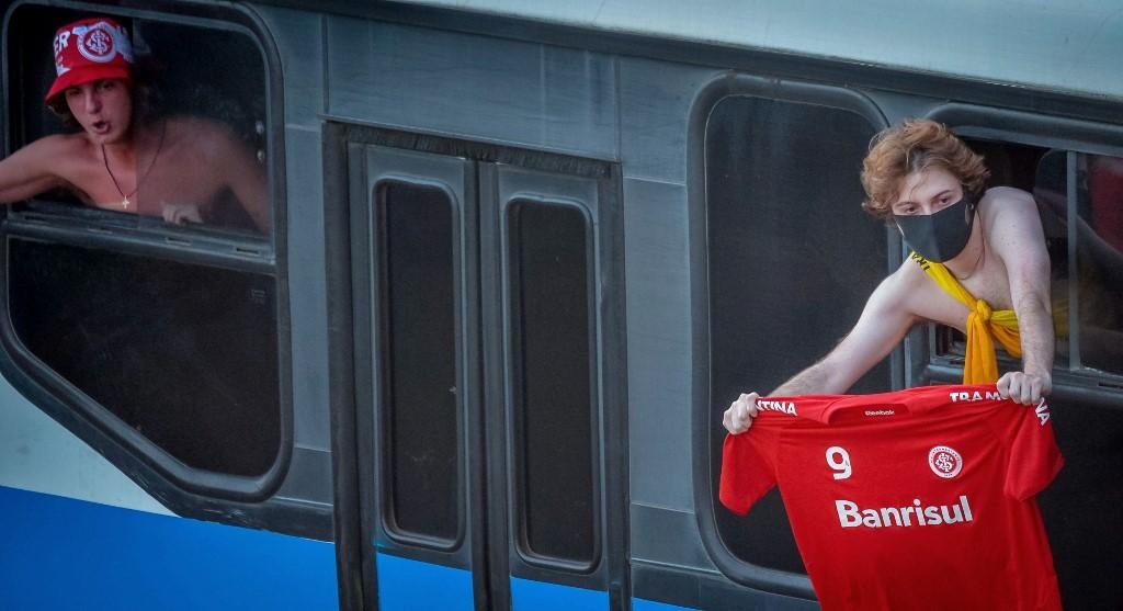 Torcedor usava m&aacute;scara no &ocirc;nibus a caminho do Gre-Nal, em Porto Alegre