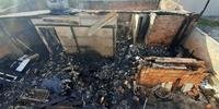 Moradia foi totalmente destruída pelo fogo cuja causa ainda permanece desconhecida