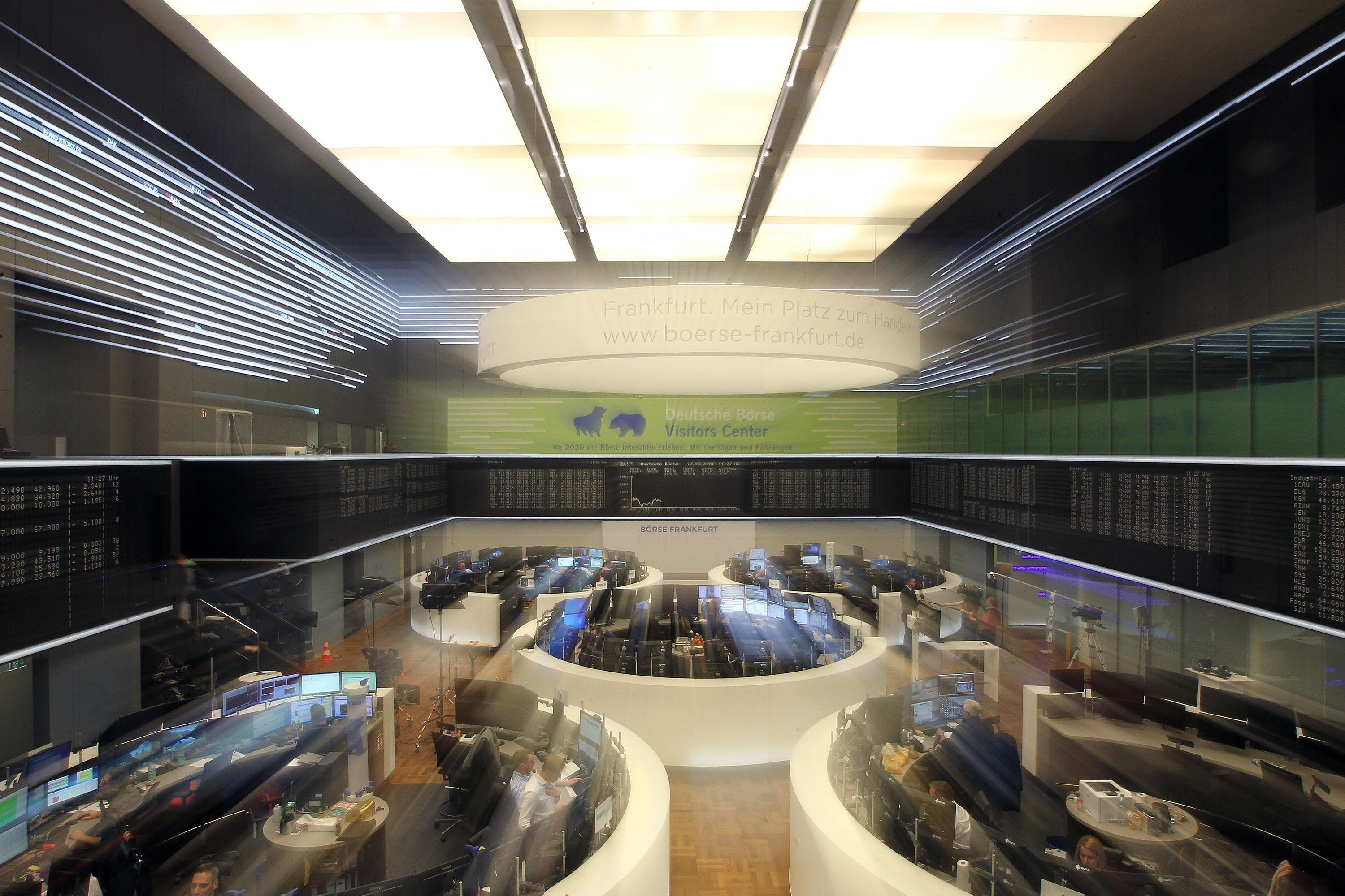 Mercados financeiros europeus se recuperavam fortemente ao meio-dia, e Wall Street se prepara para acompanhar o passo, depois de uma queda hist&oacute;rica no dia anterior