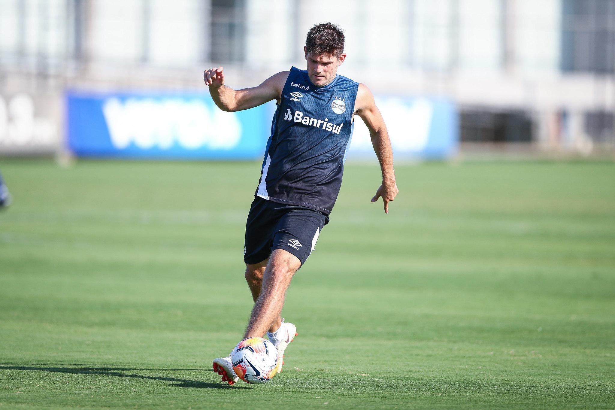 Kannemann treinou normalmente com bola e est&aacute; praticamente recuperado da les&atilde;o no p&eacute; esquerdo