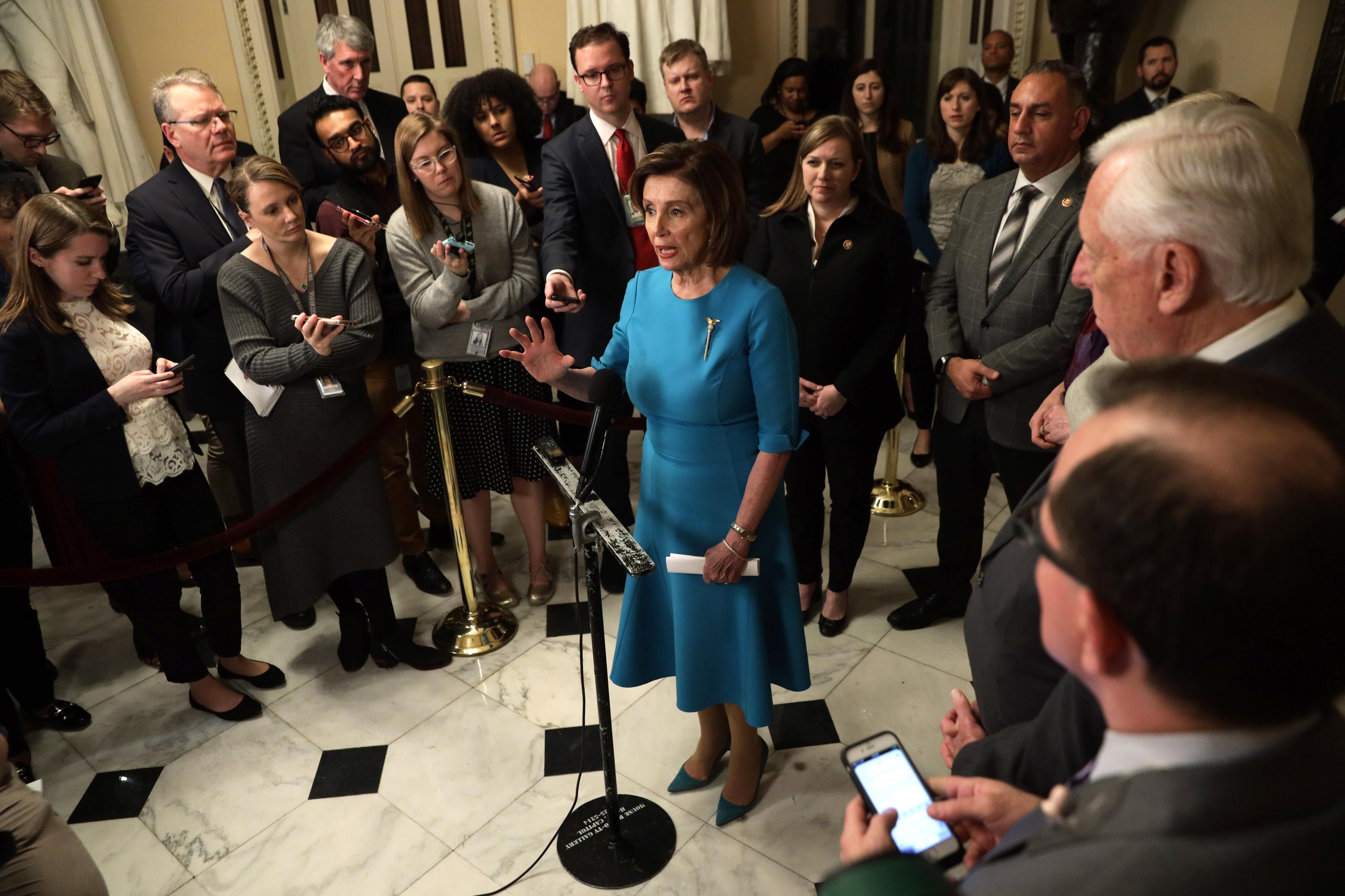 "Estamos orgulhosos de ter chegado a um acordo com o governo para resolver grandes desafios", escreveu a presidente democrata da C&acirc;mara dos Deputados, Nancy Pelosi