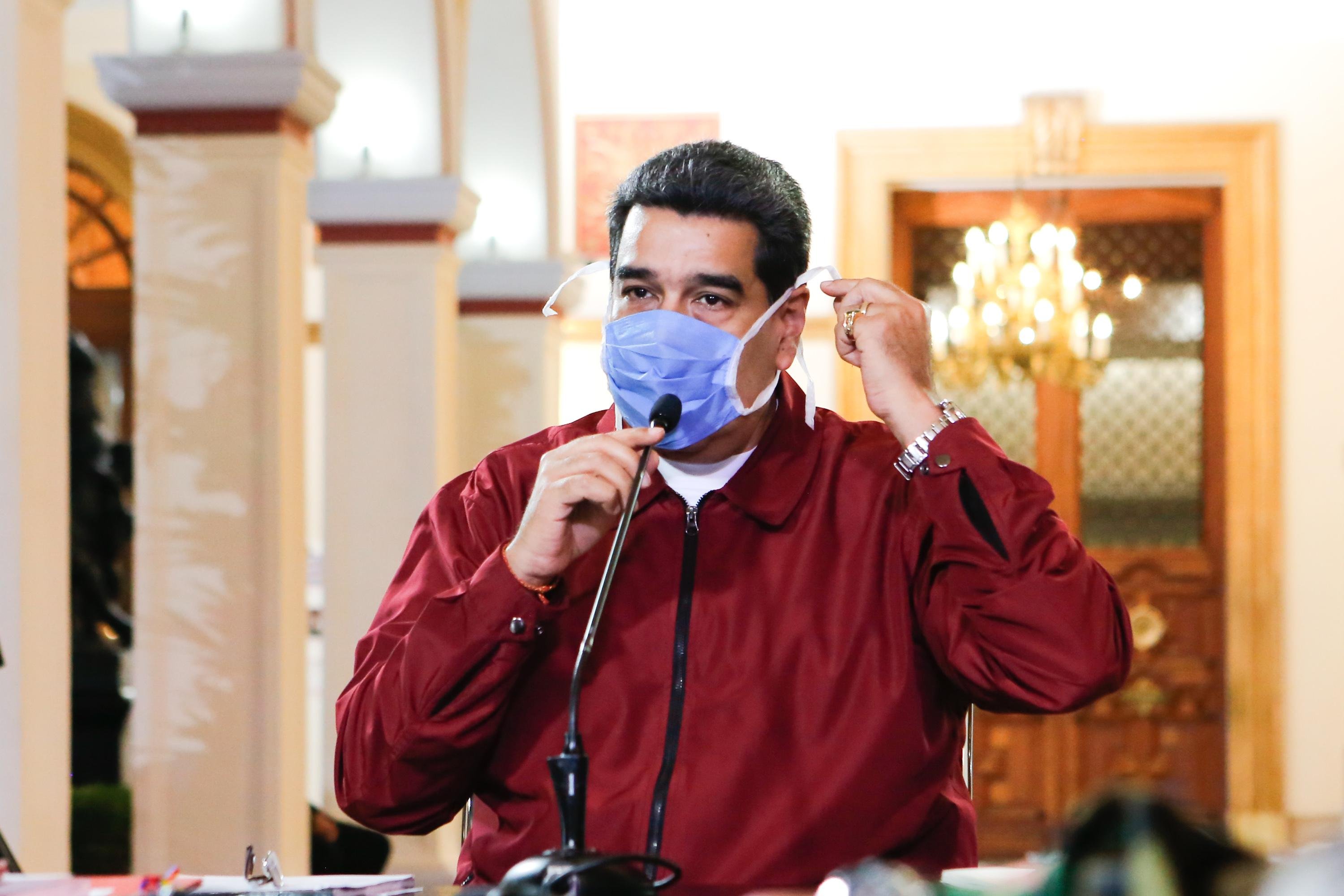 Maduro apareceu de m&aacute;scara na TV