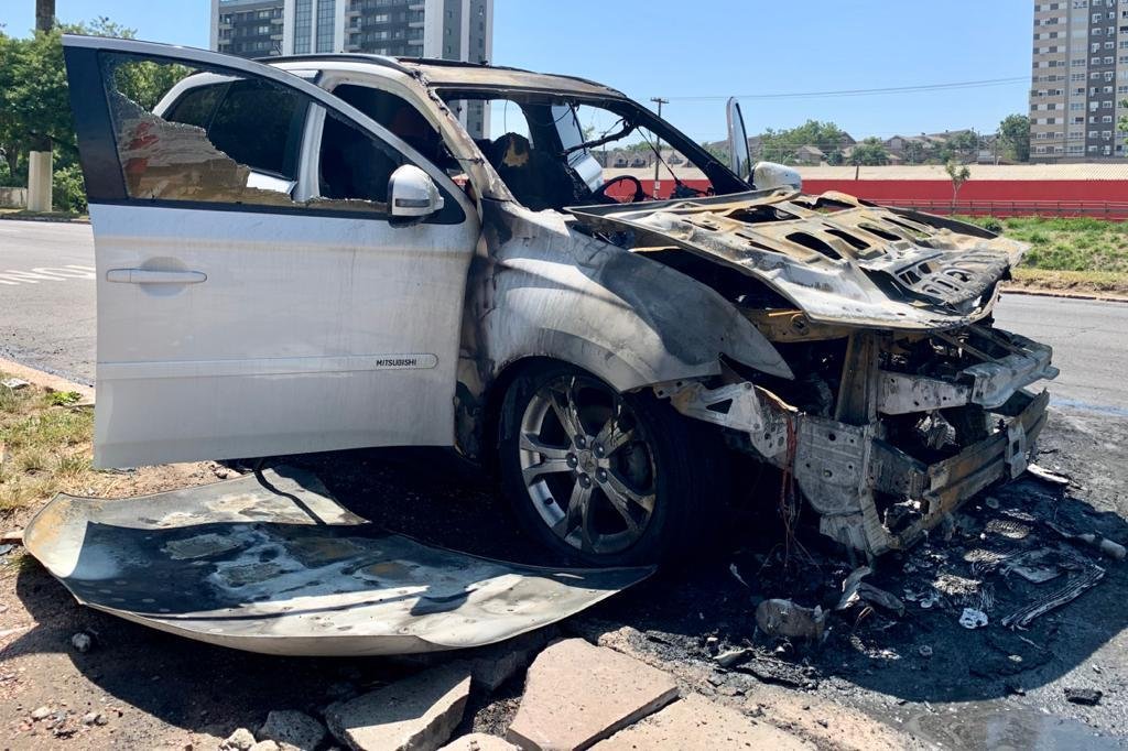 Mitsubishi Outlander ardeu em chamas no bairro Intercap
