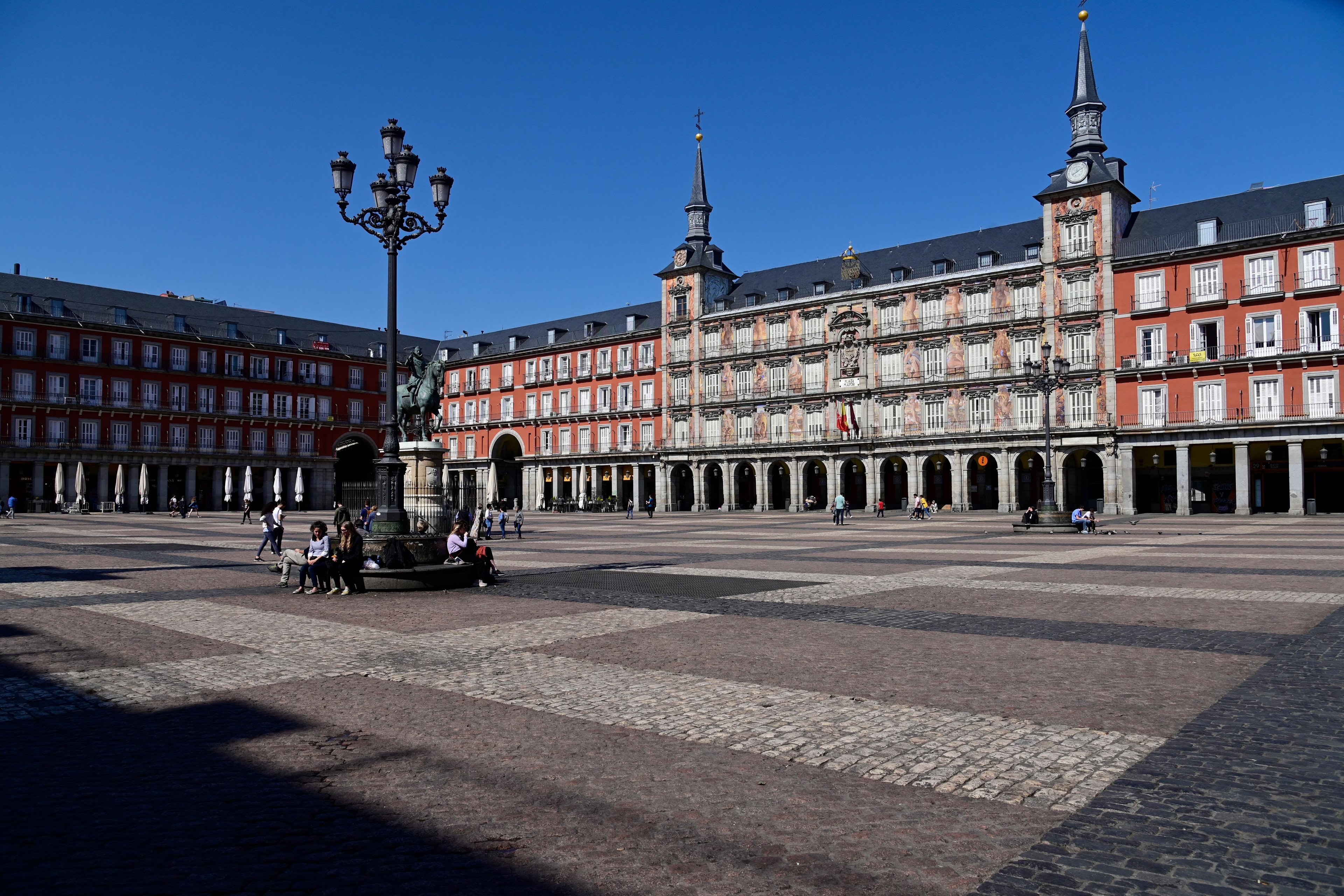 Na Plaza Mayor e nas ruas pr&oacute;ximas, em Madri, toda a parte externa dos restaurantes est&atilde;o fechadas