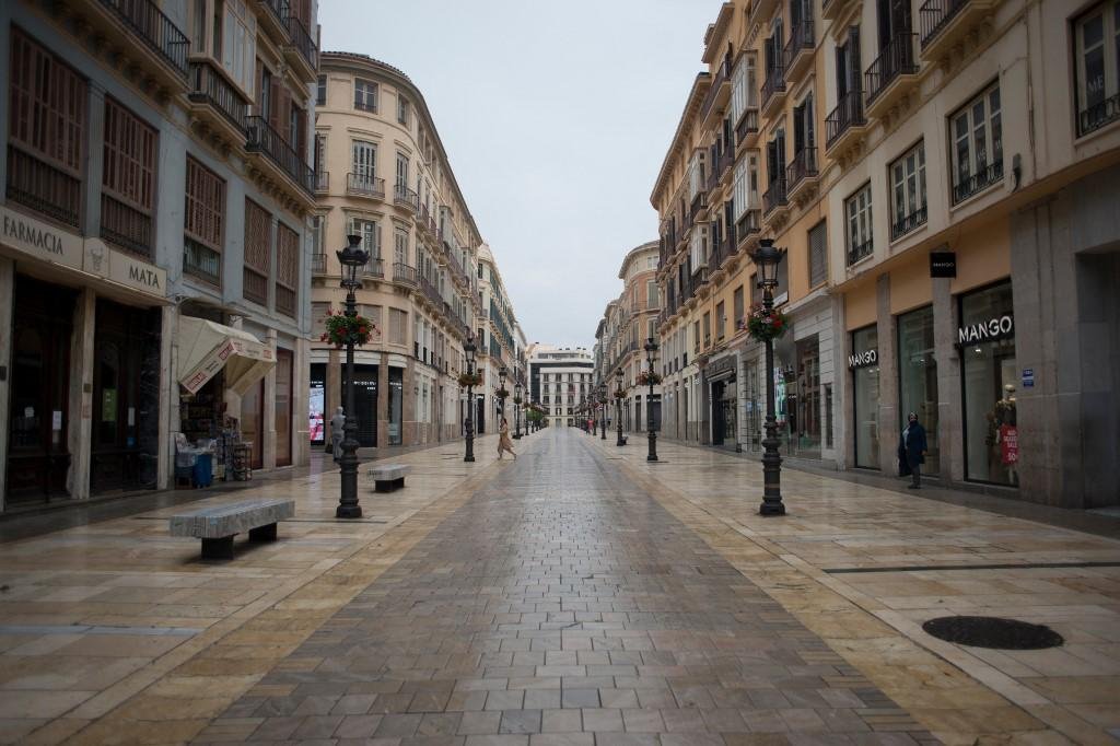 Restaurantes, bares, com&eacute;rcio n&atilde;o essencial, hot&eacute;is, escolas e universidades foram fechados na Espanha