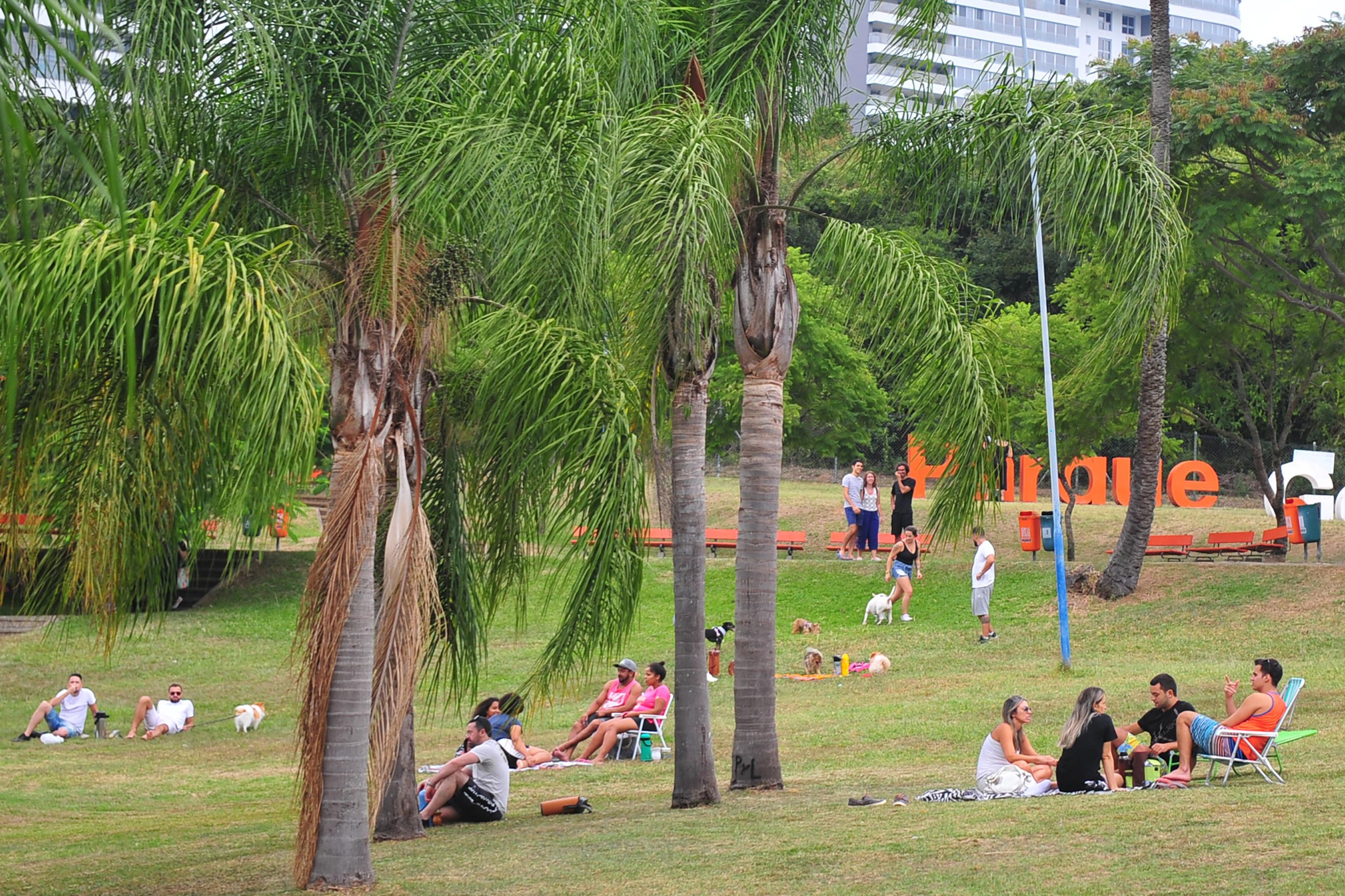 Parque Germ&acirc;nia, na Zona Norte, n&atilde;o deixou de ter frequentadores neste domingo, mas p&uacute;blico evitou de fazer grande aglomera&ccedil;&otilde;es