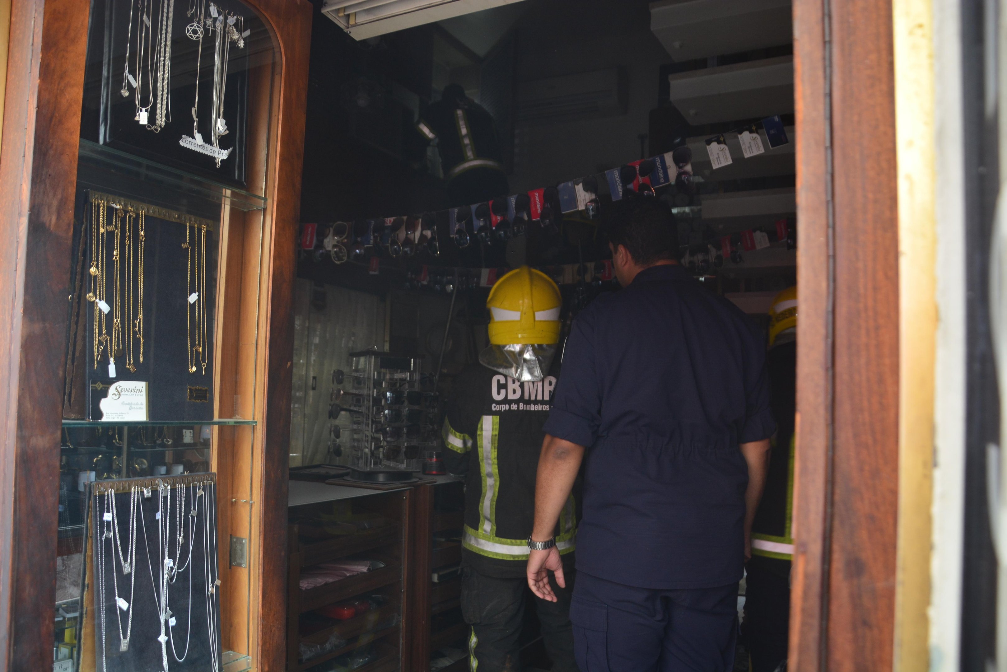 Bombeiros atuaram no rescaldo &agrave;s chamas em relojoaria da Rua Volunt&aacute;rios da P&aacute;tria