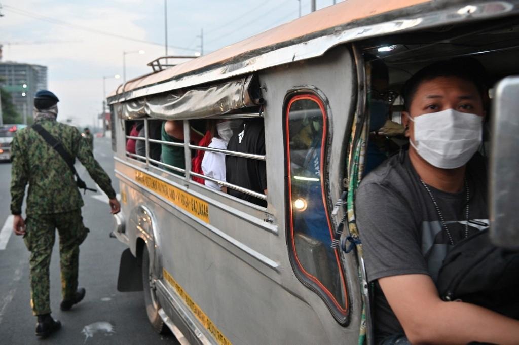 Cidad&atilde;o que cuspir na rua ser&aacute; multado na primeira vez em 5 mil at&eacute; 50 mil pesos filipinos