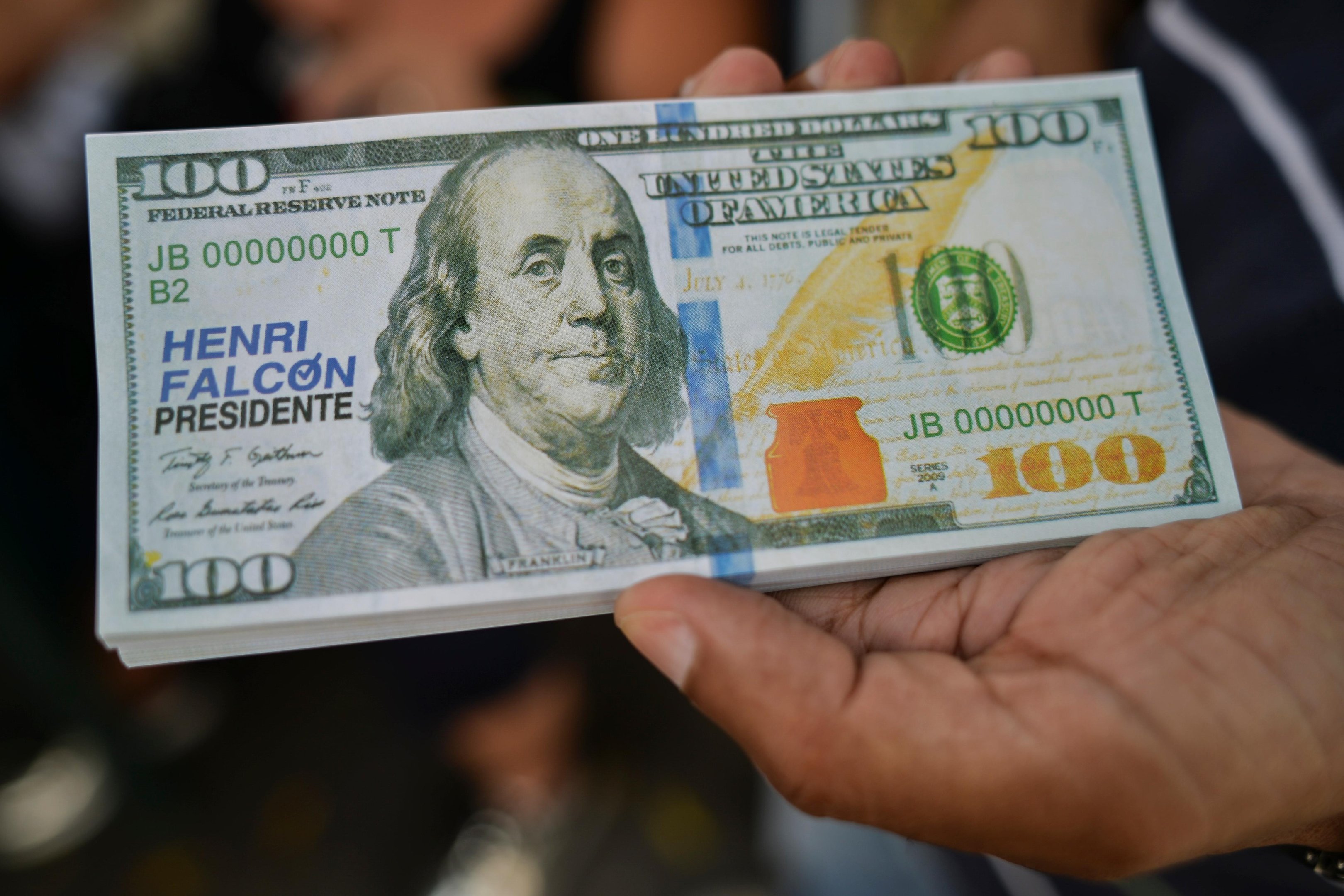 D&oacute;lar abriu o dia no valor de R$ 5