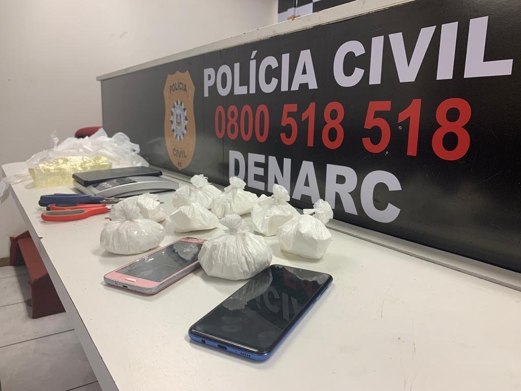Al&eacute;m da droga, Denarc recolheu celulares, dinheiro e uma balan&ccedil;a de precis&atilde;o
