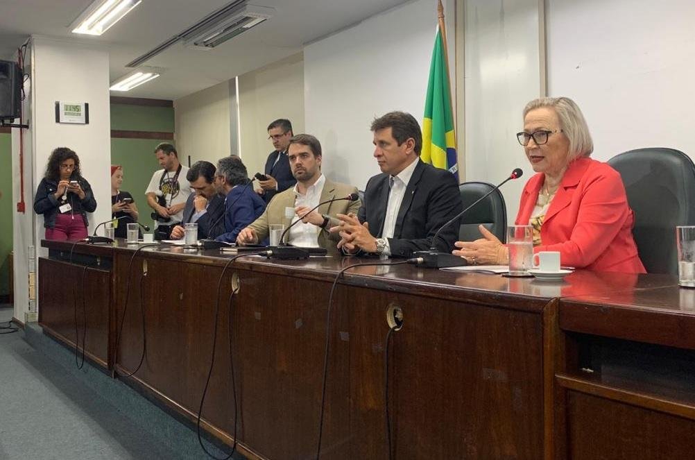 Leite esteve no Plenarinho acompanhado da secret&aacute;ria Arita Bergmann