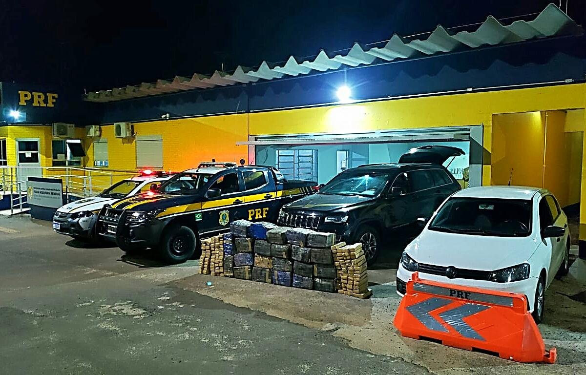 Tr&ecirc;s traficantes foram presos em flagrante com dois ve&iacute;culos