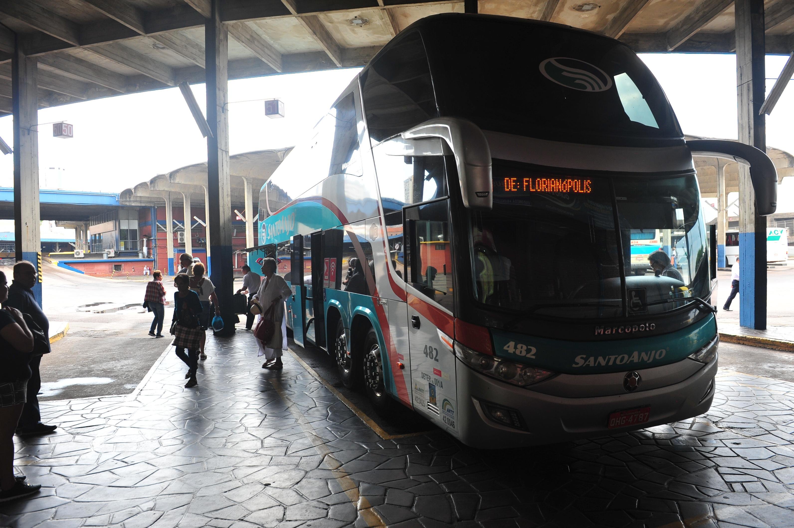 &Ocirc;nibus da empresa Santo Anjo foi um dos &uacute;ltimos a chegar em Porto Alegre vindo de Santa Catarina; a partir de quinta est&atilde;o impossibilitadas as viagens para o estado de Santa Catarina