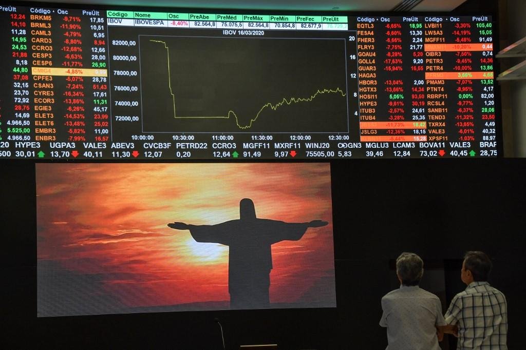 No ano, a moeda americana j&aacute; sobe 30% e no m&ecirc;s, 16%