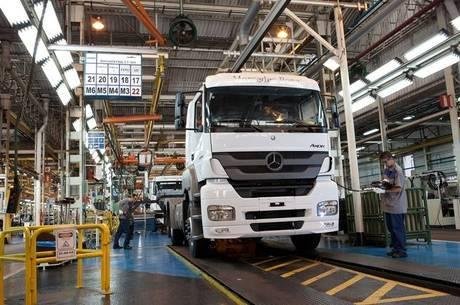 Mercedes-Benz tem f&aacute;bricas em S&atilde;o Bernardo do Campo (SP), Iracem&aacute;polis (SP) e Juiz de Fora (MG).
