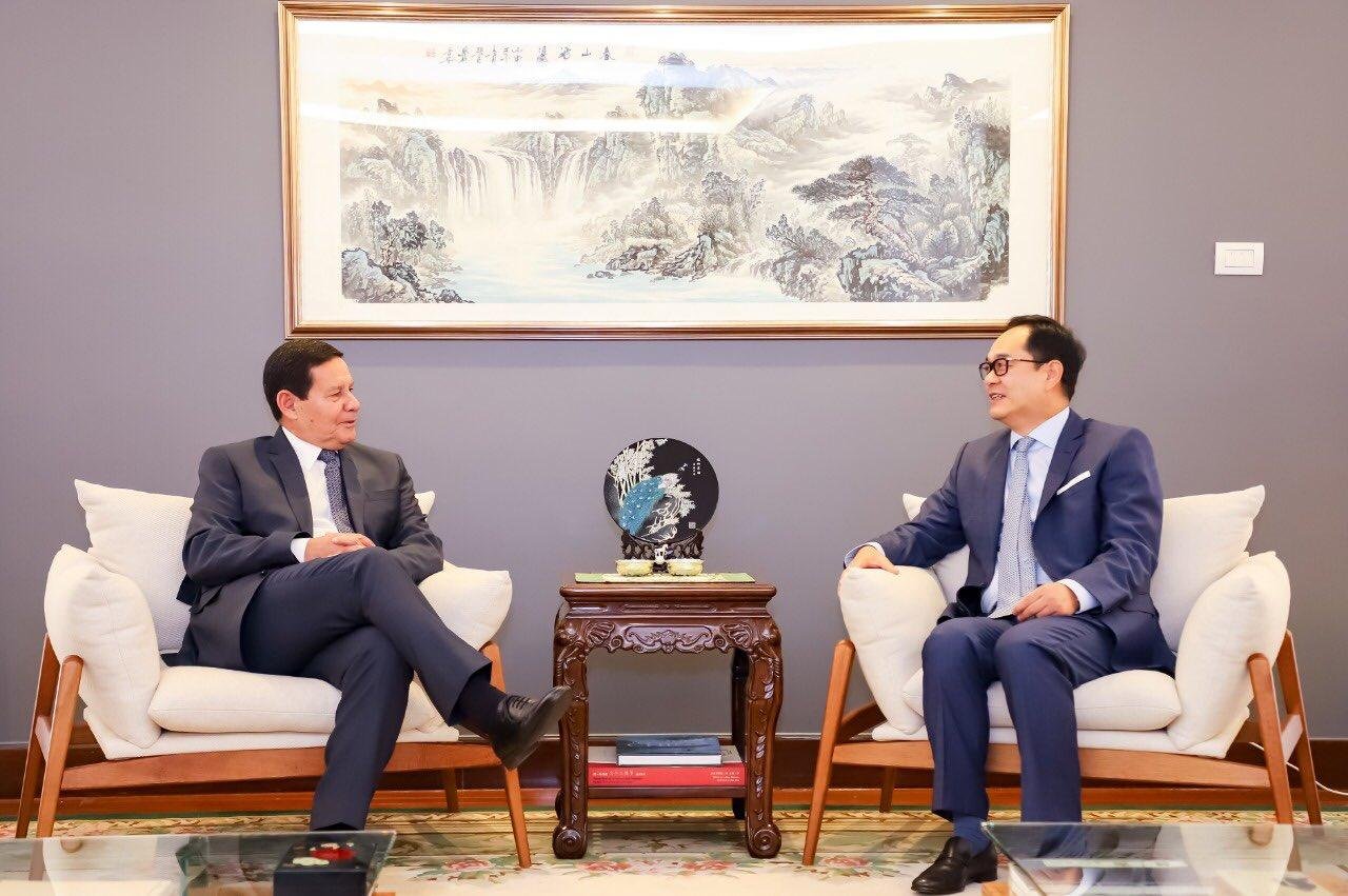 Yang Wanming pediu explica&ccedil;&otilde;es ao governo sobre fala do filho do presidente